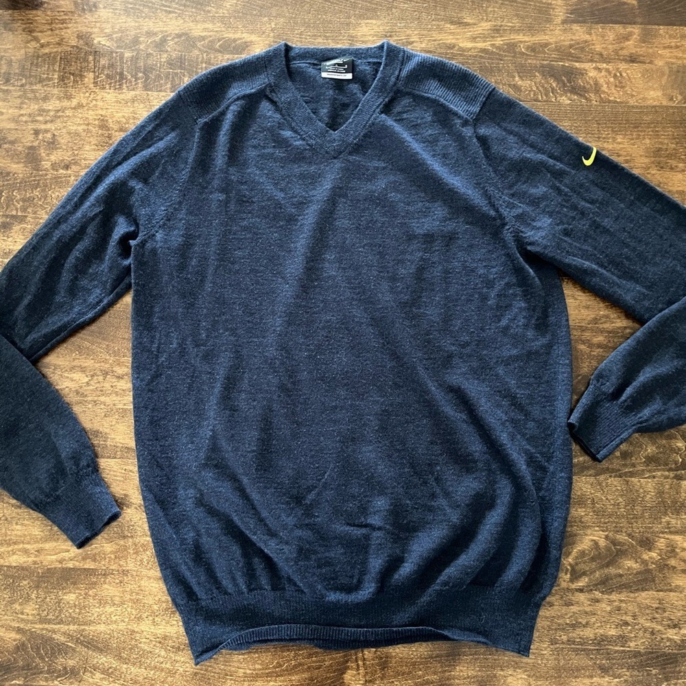 Nike golf Men's V-Neck Merino wool blend fine knit sweater elevated euro